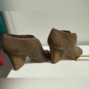 Ladies taupe/tan Peep toe wedges with cool decorative heel.